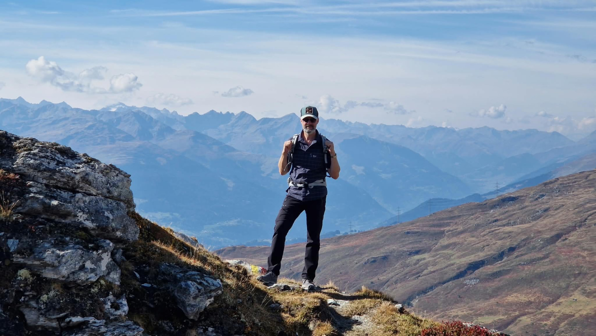 Adrian Häfeli beim Wandern in den Bergen