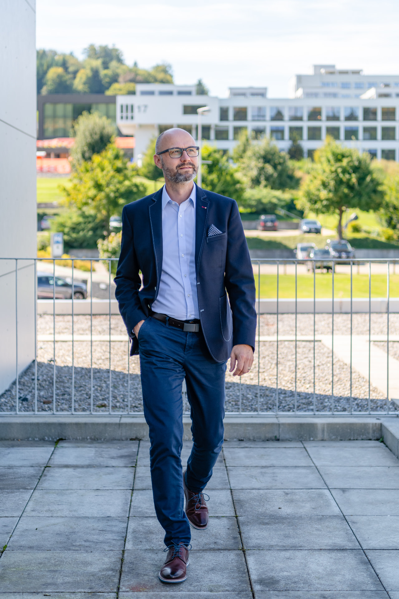 Adrian Häfeli vor dem Campus Sursee