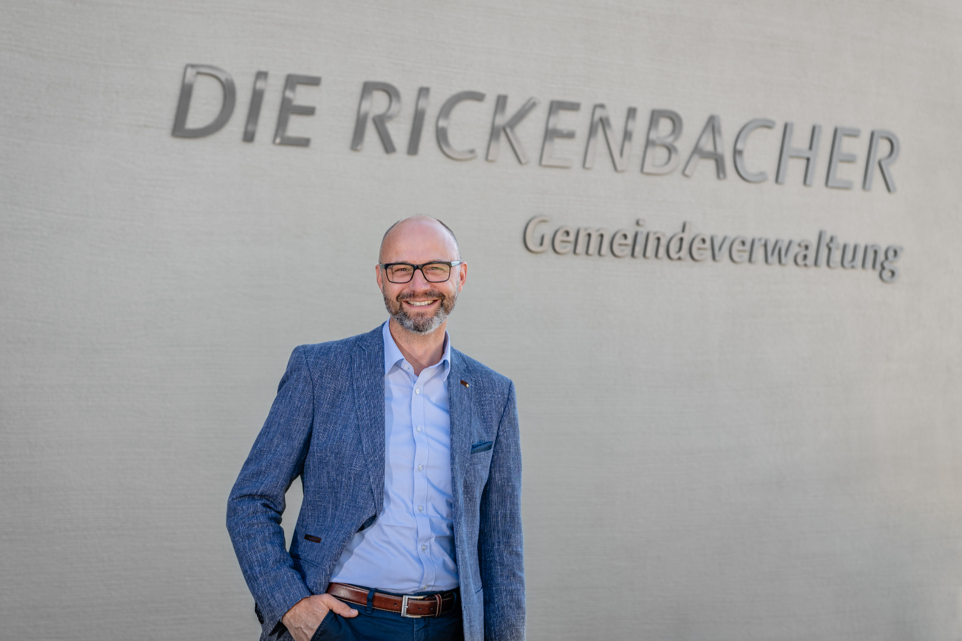 Adrian Häfeli vor der Gemeindeverwaltung Rickenbach