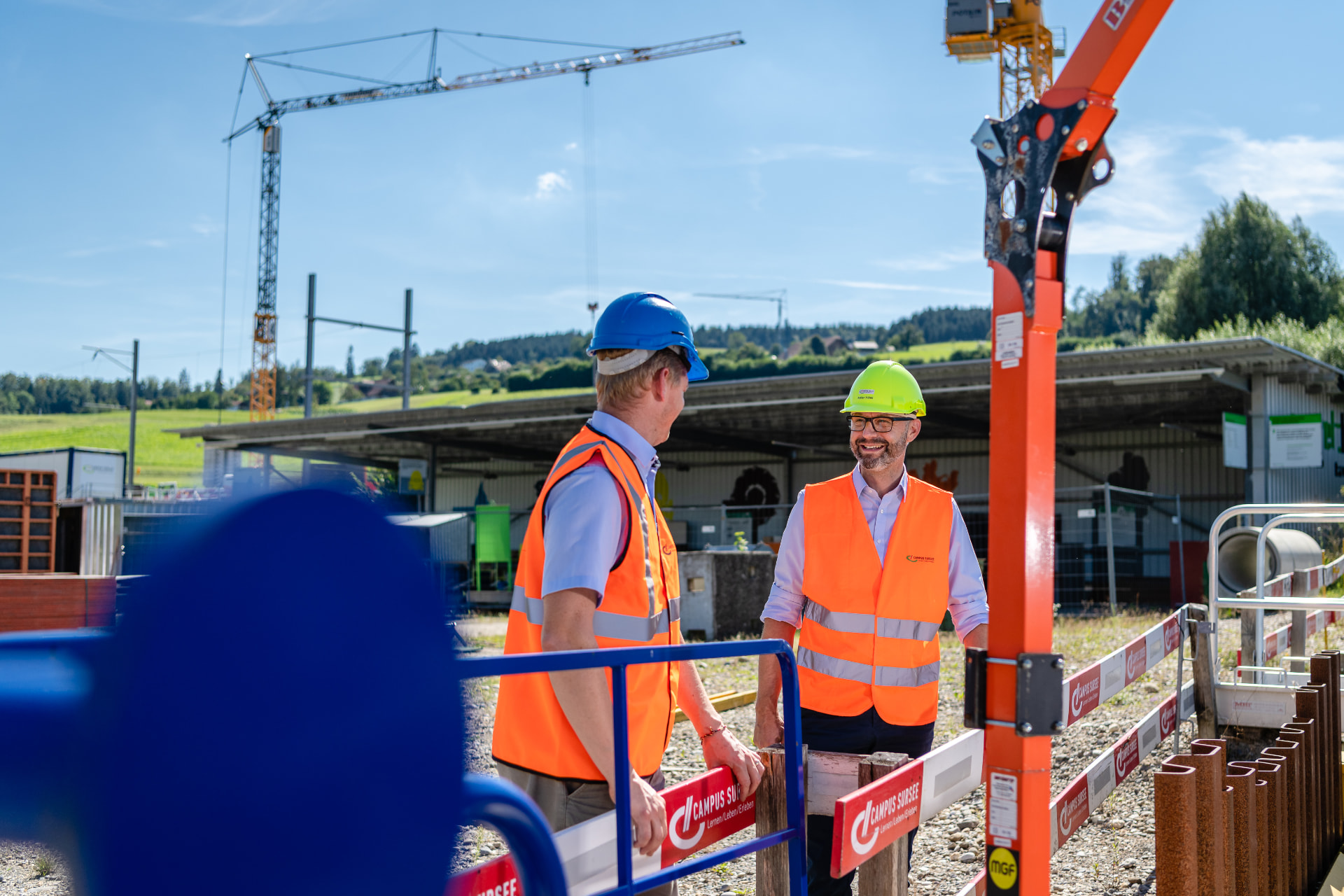 Adrian Häfeli im Gespräch auf einer Baustelle