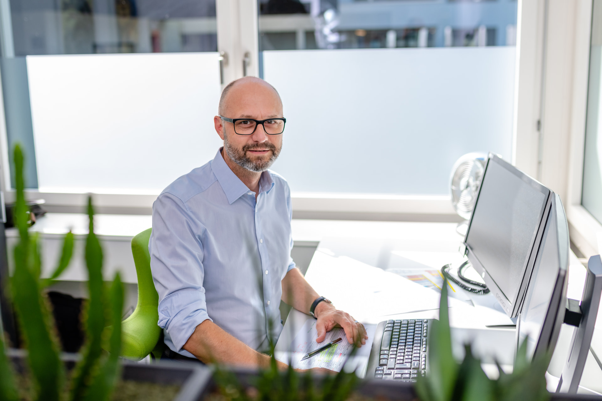 Adrian Häfeli an seinem Arbeitsplatz